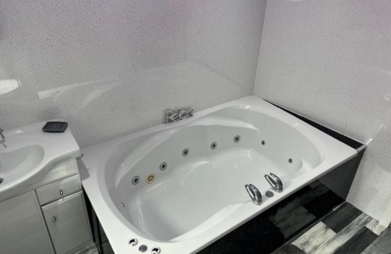 Sea View Apartment Large Balcony Whirlpool Bath 2 Bedrooms Sky Glass Tv Bridlington Eksteriør billede
